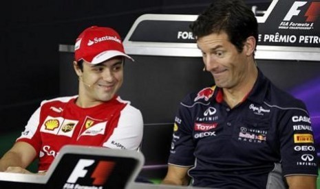 Pebalap Formula 1 dari Tim Red Bull, Mark Webber (kanan) berbincang dengan pebalap Ferarri, Felipe Massa sebelum jumpa pers jelang GP Brasil di Interlagos.