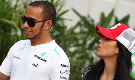 Pebalap Formula 1, Lewis Hamilton, bersama Nicole Scherzinger di Kuala Lumpur menjelang GP Malaysia.