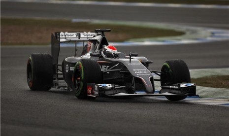 Pebalap Formula Satu (F1) tim Sauber, Adrian Sutil, memacu jet daratnya selama tes pramusim di Jerez, Spanyol, Jumat (31/1). 