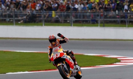 Pebalap Honda asal Spanyol, Marc Marquez, melambaikan tangan usai sesi kualifikasi GP Inggris di Sirkuit Silverstone, Inggris, Sabtu (29/8). 