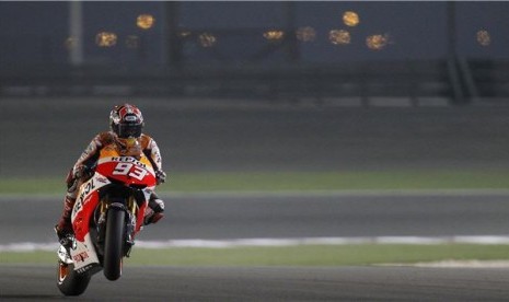 Pebalap Honda asal Spanyol, Marc Marquez, memacu kecepatan saat sesi latihan bebas GP Qatar di Sirkuit Internasional Losail, Doha, Qatar (4/4).  