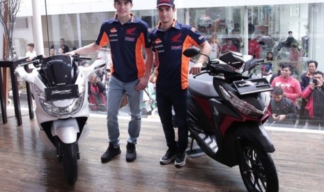 pebalap Honda Marc Marquez dan Dani Pedrosa mengunjungi Astra Motor Center Jakarta, salah satu diler sepeda motor Honda yang berada di kawasan Cawang, Jakarta Selatan, Kamis (2/2).