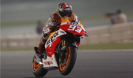 Pebalap Honda, Marc Marquez, memacu tunggangannya saat sesi latihan bebas GP Qatar di Sirkuit Internasional Losail, Doha, Qatar, Kamis (5/4). 