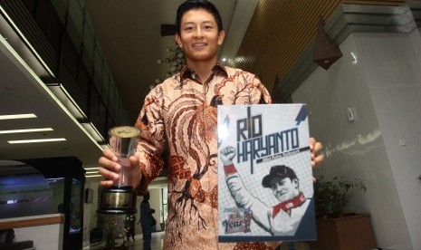 Pebalap Indonesia Rio Haryanto berpose saat menghadiri konferensi pers di kantor Kemenpora, Jakarta, Rabu (27/1). 