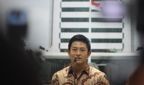 Pembalap Indonesia Rio Haryanto memberikan keterangan pers di kantor Kemenpora, Jakarta, Rabu (27/1). 