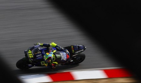 Pebalap Italia, Valentino Rossi dari Tim Monster Energy Yamaha melakukan tes pramusim di Sepang, Malaysia.