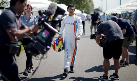 Pebalap Manor Racing Rio Haryanto berjalan untuk pemotretan pebalap sebelum dimulainya Formula 1 GP Australia di Melbourne, Kamis (17/3).