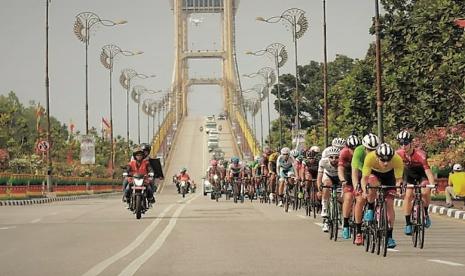 Pebalap memacu sepedanya di rute Tour de Siak 2022.