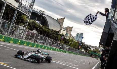 Pebalap Mercedes Lewis Hamilton berhasil finish pertama pada balapan Grand Prix F1 Azerbaijan di Sirkuit Baku, Azerbaijan.