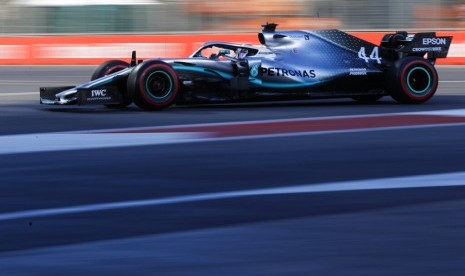 Pebalap Mercedes Lewis Hamilton dalam sesi latihan di Sirkuit Baku, Azerbaijan, Jumat (26/4). 