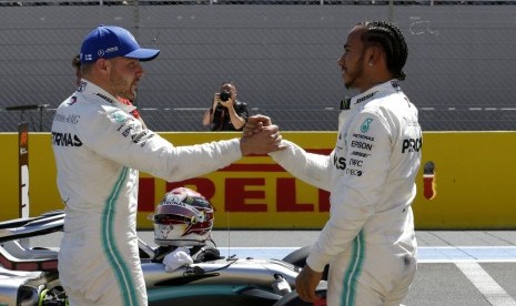 Pebalap Mercedes Lewis Hamilton dan Valtteri Bottas bersalaman setelah melakukan sesi kualifikasi F1 di Sirkuit Paul Ricard di Le Castellet, Perancis.