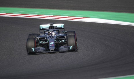 Pebalap Mercedes Lewis Hamilton di Sirkuit Internasional Suzuka, Ahad (13/10).