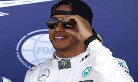 Pebalap Mercedes, Lewis Hamilton, meraih pole position pada GP Inggris di Silverstone, Inggris, Sabtu (4/7). 