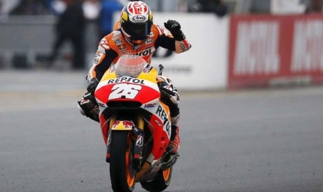 Pebalap MotoGP Honda, Dani Pedrosa, melakukan selebrasi usai memenangkan seri GP Jepang di Sirkuit Motegi, Tokyo, Jepang, Ahad (11/10). 