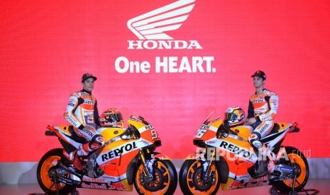 Pebalap MotoGP Marc Marquez (kiri) dan Dani Pedrosa (kanan) berpose saat peluncuran motor baru Tim Repsol Honda di Gedung Pusat Niaga, Kemayoran, Jakarta, Selasa (20/2). 