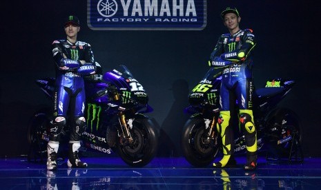 Pebalap MotoGP Valentino Rossi (kanan) dan Maverick Vinales berpose di depan motor YZR-M1 saat peluncuran Monster Energy Yamaha MotoGP Team di Jakarta, Senin (4/1/2019). 