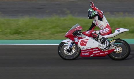 Pebalap motor Indonesia Fadillah Aditama melambaikan tangannya usai mengikuti sesi kualifikasi Idemitsu Asia Talent Cup (IATC) atau MotoGP Junior di Pertamina Mandalika International Street Circuit di Praya, Lombok Tengah, NTB, Sabtu (13/11/2021). Tiga pebalap asal Indonesia berhasil menempati posisi 10 besar pada sesi kualifikasi IATC Mandalika yakni Fadillah Aditama, Reykat Fadillah dan Herjun Firdaus.