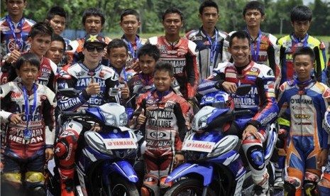 Pebalap nasional, Doni Tata (kanan depan), bersama juara dunia MotoGP 2012 asal Spanyol, Jorge Lorenzo (kiri depan). 