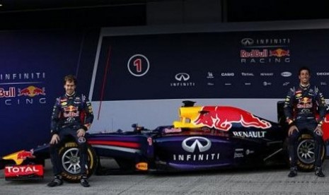 Pebalap Red Bull dari Jerman, Sebastian Vettel (kiri) dan rekan setimnya asal Australia, Daniel Ricciardo, berpose dengan konstruksi terbaru RB10 dalam presentarsi resmi di Sirkuit Jerez, Spanyol.