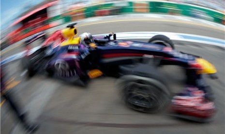 Pebalap Red Bull, Sebastian Vettel, memacu jet daratnya saat sesi latihan pertama jelang GP Australia di Albert Park, Melbourne, Australia, Jumat. 