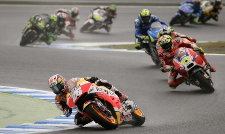 Pebalap Repsol Honda asal Spanyol, Dani Pedrosa, memimpin balapan seri GP Jepang di Sirkuit Motegi, Tokyo, Ahad (11/10). 