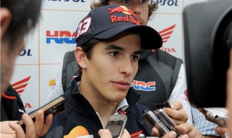 Pebalap Repsol Honda, Marc Marquez, melakukan wawancara dengan media usai didiskualifikasi dari balapan Motogp seri GP Australia di Sirkuit Phillip Island, Victoria, Australia, Ahad (20/10). 