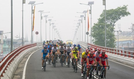 Pebalap sepeda beradu kecepatan saat melintasi flyover Aur Kuning pada Tour De Singkarak Etape Keenam di Bukit Tinggi, Sumatera Barat, Kamis (8/10). 