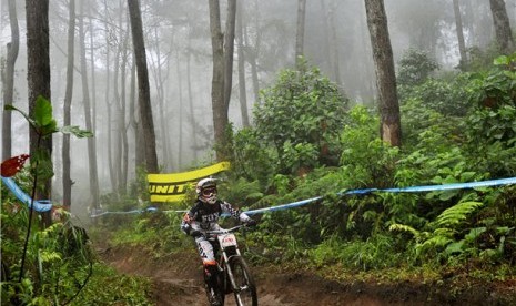  Pebalap sepeda downhill beraksi adu kecepatan. (ilustrasi) 