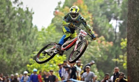  Pebalap sepeda Downhill beraksi adu kecepatan pada kelas 