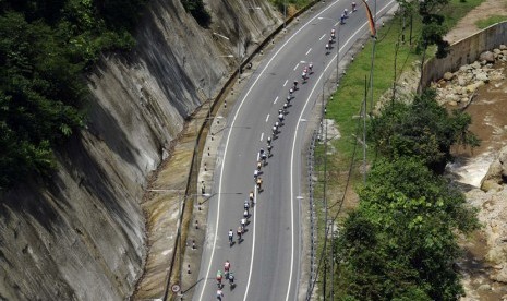  Pebalap sepeda melintasi jalur Fly Over Kelok Sembilan pada etape III Tour de Singkarak 2014 dengan rute Limapuluhkota - Tanah Datar di Limapuluh Kota, Sumbar, Senin (9/6). (Antara/Wahyu Putro)