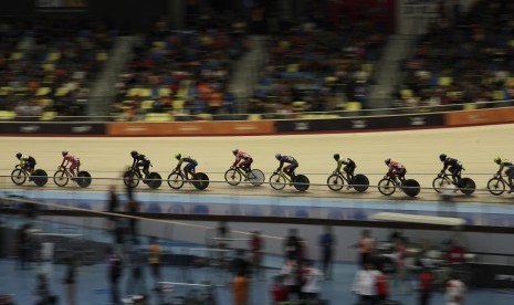 Pebalap sepeda memacu sepeda pada final sepeda trek nomor Scratch pria di National VelodromeNilai, Negeri Sembilan, Malaysia, Ahad (27/8).