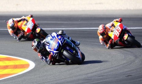 Pebalap Spanyol, Jorge Lorenzo (dua kanan), memimpin di depan Marc Marquez (kanan) dan Dani Pedrosa dalam balapan seri GP Valencia di Sirkuit Ricardo Tormo, Valencia, Spanyol, Ahad (8/11). 