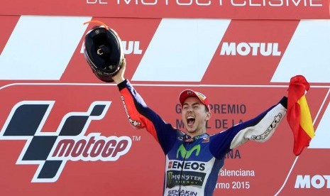 Pebalap Spanyol, Jorge Lorenzo, melakukan selebrasi di podium usai memenangkan balapan GP Valencia di Sirkuit Ricardo Tormo, Valencia, Spanyol, Ahad (8/11). 