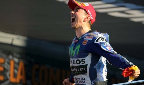 Pebalap Spanyol, Jorge Lorenzo, melampiaskan kegembiraannya menjadi juara dunia usai memenangkan seri terakhir GP Valencia di Sirkuit Ricardo Tormo, Valencia, Spanyol, Ahad (8/11). 