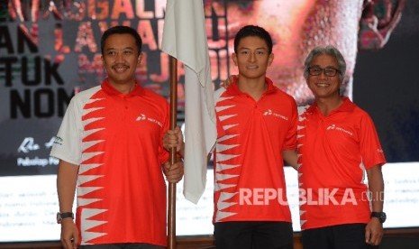 Pebalap Tim Manor Racing Formula 1 Rio Haryanto (tengah), berfoto bersama Menteri Pemuda dan Olahraga Imam Nahrawi (kiri), dan Direktur Utama Pertamina Dwi Sucipto (kanan) saat menggelar konferensi pers di Jakarta, Kamis (18/2).