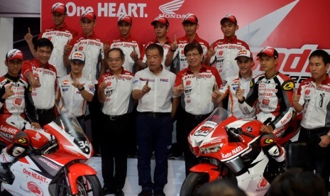 Pebalap Tim Repsol Honda Marc Marquez (ketiga kanan) dan Dani Pedrosa (ketiga kiri), bersama President Director PT Astra Honda Motor Toshiyuki Inuma (keempat kiri) dalam peluncuran Astra Honda Racing Team (AHRT) di Sirkuit Sentul, Ahad (14/2).