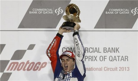 Pebalap Yamaha asal Spanyol, Jorge Lorenzo, meluapkan emosinya usai meraih podium pertama GP Qatar di Sirkuit Internasional Losai, Doha, Ahad (7/4). 