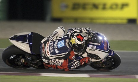 Pebalap Yamaha Factory Racing, Jorge Lorenzo, memacu kendaraannya dalam sesi kualifikasi Motogp seri GP Qatar di Sirkuit Internasional Losail, Doha, Sabtu (7/4). 