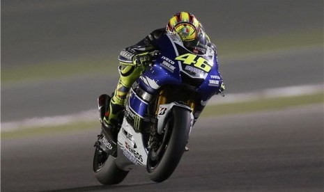  Pebalap Yamaha Motogp asal Italia, Valentino Rossi, memacu motornya saat sesi latihan bebas GP Qatar di Sirkuit Internasional Losail, Doha, Jumat (5/4). 