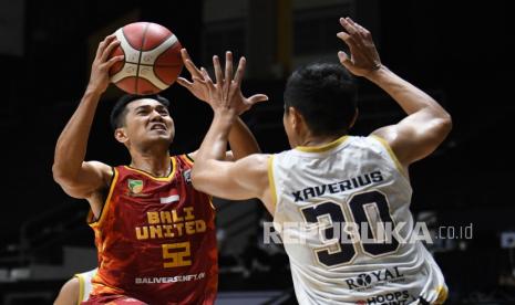 Pebasket Bali United Surliyadin (kiri) berusaha melewati hadangan pebasket Dewa United Xaverius Prawiro (kanan) dalam pertandingan lanjutan Indonesia Basket League (IBL) 2022 di Hall Basket Senayan, kompleks Stadion Utama Gelora Bung Karno (SUGBK), Jakarta, Ahad (6/3/2022). Dewa United mengalahkan Bali united dengan skor 61-57. Dewa United Menangkan Laga Ketat Lawan Bali United