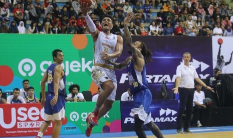 Pebasket Bank BPD DIY Bima Perkasa Moh Alan Asadi (kedua kanan) mencoba memasukkan bola dihalangi tim basket Satria Muda Pertamina saat pertandingan seri kelima Indonesian Basketball League (IBL) Pertamax 2020 di Gor Jayabaya, Kota Kediri, Jawa Timur, Sabtu (29/2/2020). Satria Muda Pertamina menang atas Bank BPD DIY Bima Perkasa dengan skor 73-57.