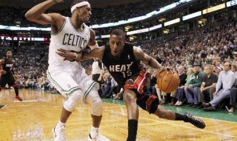 Pebasket Boston Celtics, Rajon Rondo (kiri).