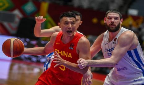 Pebasket China Xiaochuan hai (kiri) berusaha melewati hadangan pebasket Taiwan William Artino (kanan) dalam babak penyisihan Grup B FIBA Asia Cup 2022 di Istora Gelora Bung Karno, Senayan, Jakarta, Sabtu (16/7/2022). 