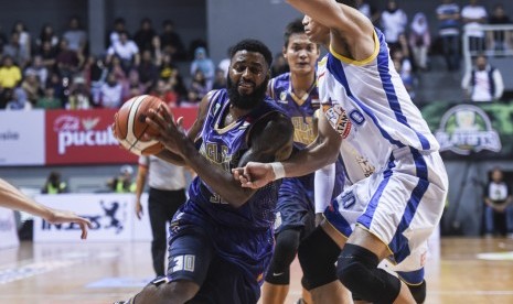 Pebasket CLS Knights Surabaya Ashton Smith (kiri) berusaha melewati pebasket Satria Muda Pertamina Jakarta Kevin Sitorus (kanan) pada pertandingan kedua Semifinal Divisi Merah IBL Playoffs 2017 di Britama Arena, Jakarta, Sabtu (22/4) malam.