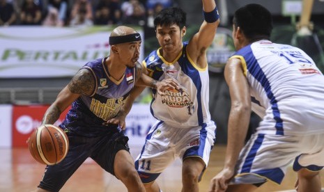 Pebasket CLS Knights Surabaya Mario Wuysang (kiri) berusaha melewati pebasket Satria Muda Pertamina Jakarta Audy Bagastyo Arizanugara (tengah) pada pertandingan kedua Semifinal Divisi Merah IBL Playoffs 2017 di Britama Arena, Jakarta, Sabtu (22/4) malam. 