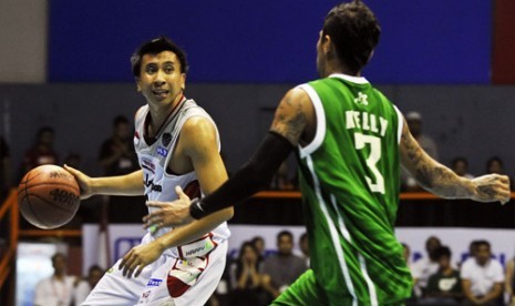 Pebasket Dell Aspac Mario Gerungan (kiri) dihadang pebasket Pelita Jaya Kelly Purwanto (kanan) saat pertandingan Seri II National Basketball League (NBL) di Hall A Senayan, Jakarta, Sabtu,(12/1). Ilustrasi.