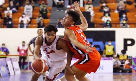 Pebasket DKI Jakarta, Yesaya Alessandro Saudale (kiri) dikawal ketat oleh pebasket Sulawesi Utara, Greans Chandra Bartes Tangkulung (kanan) pada pertandingan final Bola Basket 5x5 Putra PON XX Papua di GOR Basket Mimika Sport Complex, Sabtu (9/10)