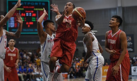 Pebasket Indonesia Arki Dikania Wisnu (ketiga kanan) mencoba memasukkan bola ke ring saat melawan tim basket Filipina dalam final bola basket putra SEA Games XXIX Kuala Lumpur di Maba Stadium, Malaysia, Sabtu (26/8). 