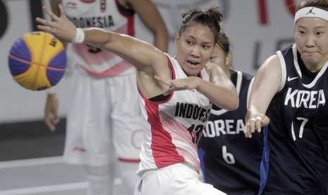  Pebasket Indonesia Delaya Maria (kiri) mengoper bola menghindari adangan pebasket Korea Selatan Jieun Park (kanan) di babak penyisihan basket putri 3X3 Asian Games 2018.