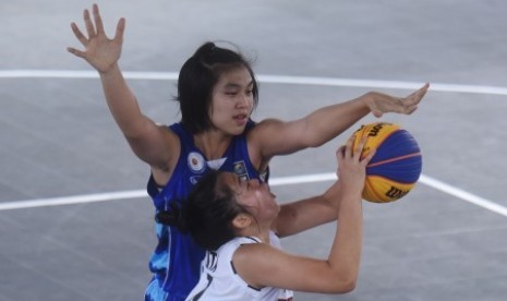 Pebasket Indonesia Jovita Elizabeth (bawah) mencoba melewati hadangan pebasket Thailand Yada Sriharaksa (atas) dalam pertandingan 3x3 Asia Challenge 2017 di Jakarta, Jumat (1/12). Indonesia berhasil menang dengan skor 15-13 dalam kompetisi yang diselenggarakan sebagai Test Event Asian Games 2018 itu.